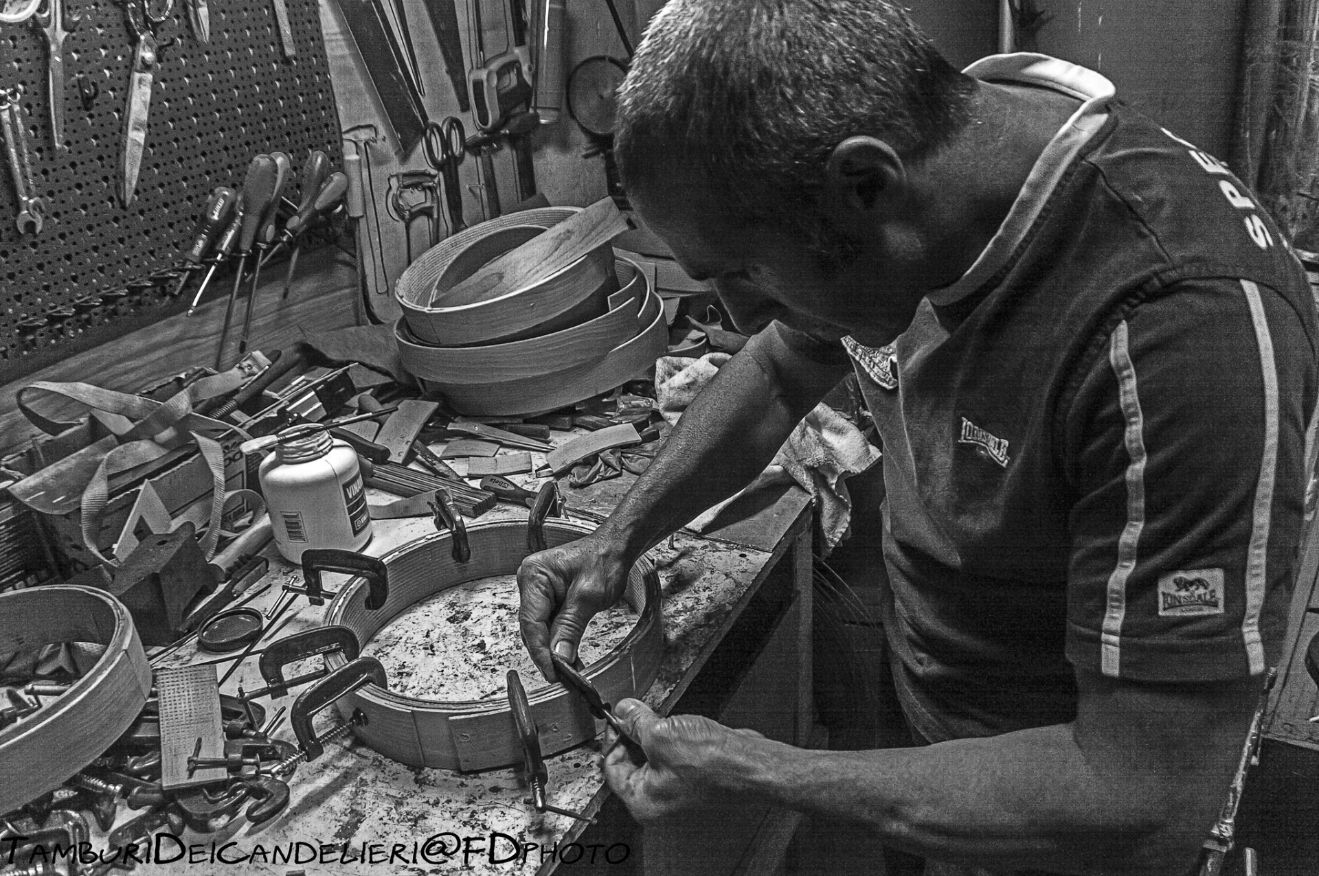 Giancarlo Dettori al lavoro nella sua bottega di Sassari